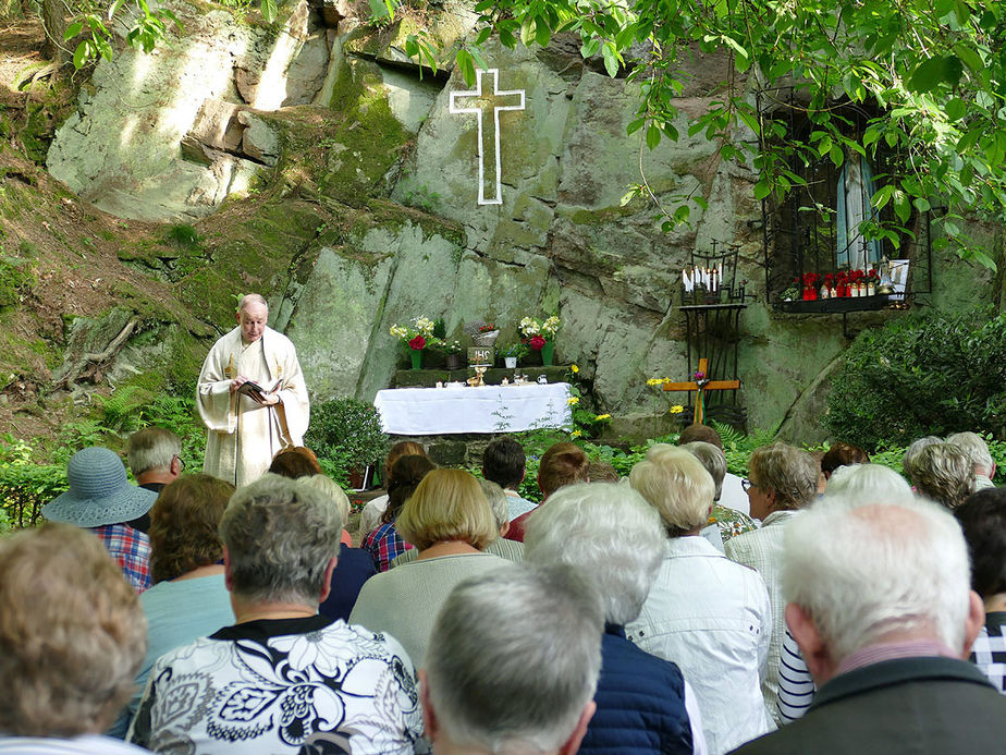 Baunataler Wallfahrt zur Naumburger Fatima Grotte (Foto: Karl-Franz Thiede)